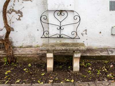 I coniugi Damiani amavano sedersi sulle sue panchine con le spalliere a forma di cuore...